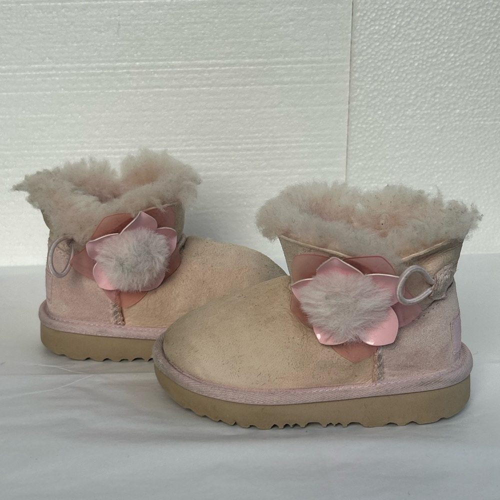 UGG‎ Kids Mini Bailey II Cactus Flower Seashell Pink Boot - Size 7